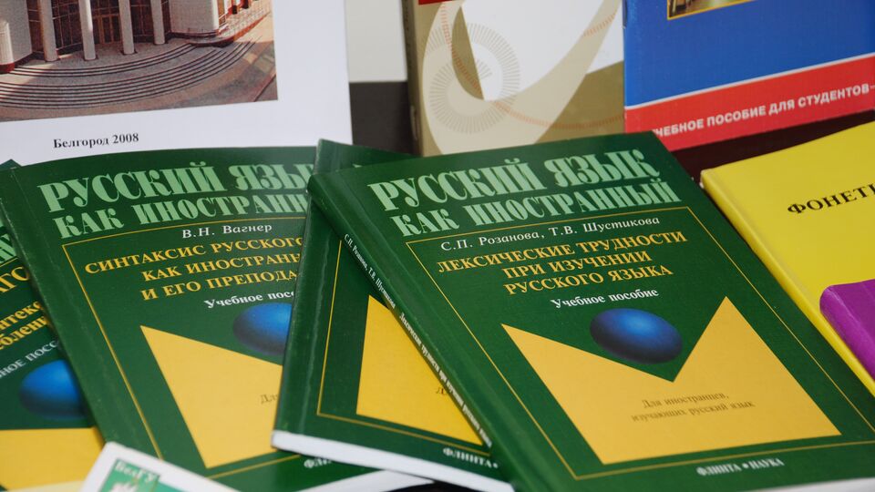 Учебники и пособия по изучению русского языка, представленные на русско-кубинском семинаре по подготовке учителей и преподавателей русского языка и литературы. 