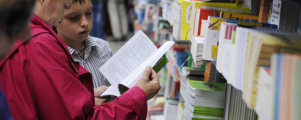 Покупка учебников в книжном магазине