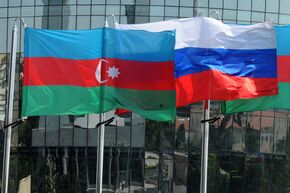 Национальные флаги России и Азербайджана