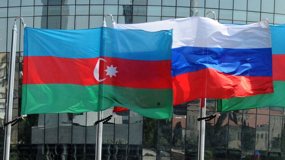 Национальные флаги России и Азербайджана