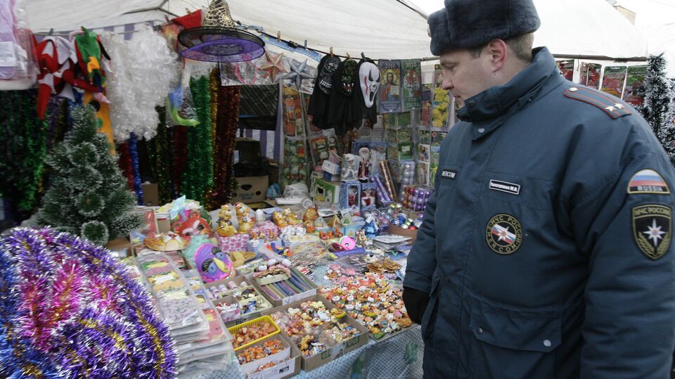 Рейд МЧС по точкам рынка, торгующим пиротехникой, в Казани