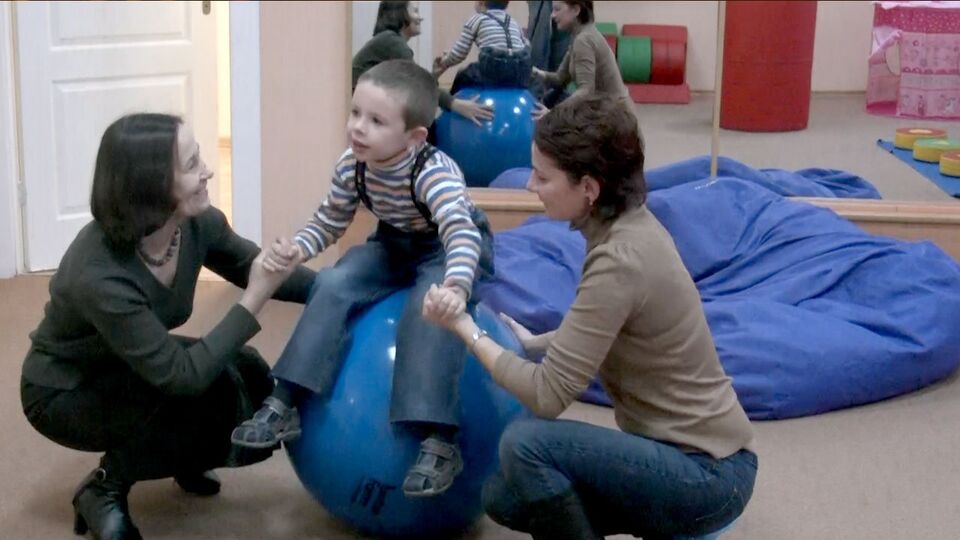 Дети-аутисты проходят реабилитацию в центре "Парус надежды"