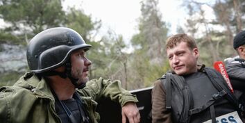 Специальный фотокорреспондент МИА "Россия сегодня" Андрей Стенин (слева)