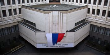 Российский флаг у здания Государственного Совета Республики Крым