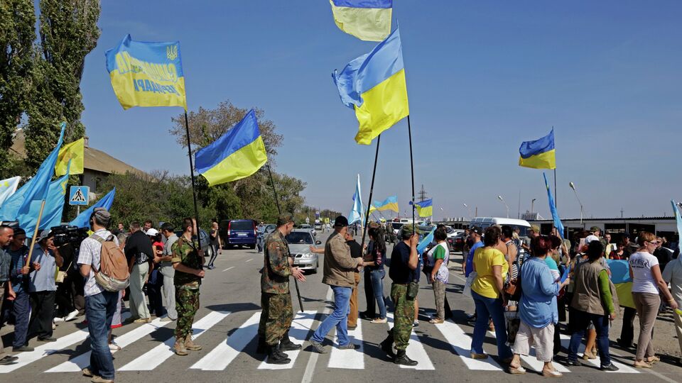 Активисты заблокировали автотрассу у поселка Чонгар на границе Украины и Крыма