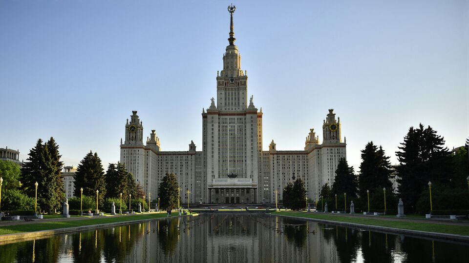 Вид на Главное здание МГУ