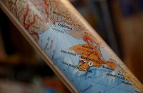 В Симферополе начали продавать политические карты, на которых Крым является частью территории РФ