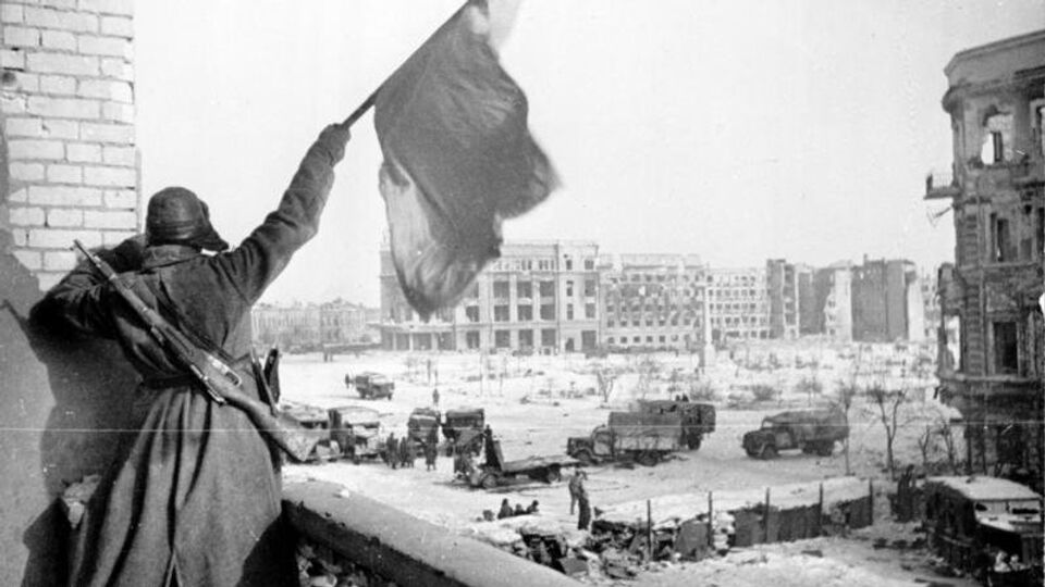 Флаг над освобожденным Сталинградом
