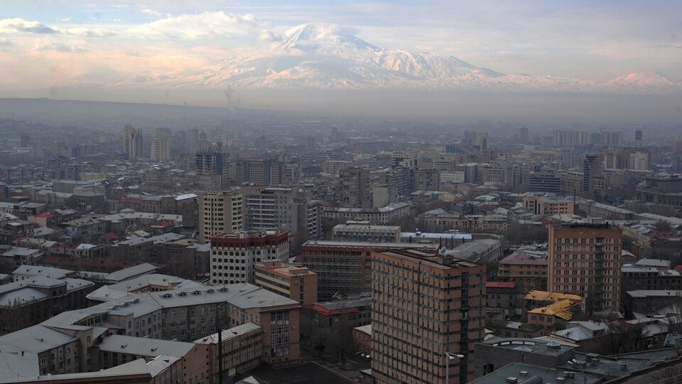 Вид Еревана. На заднем плане - гора Арарат, находящаяся на территории Турции