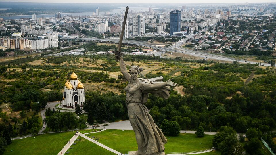 Монумент "Родина-мать зовёт!" на Мамаевом кургане в Волгограде. Слева - Всехсвятская церковь