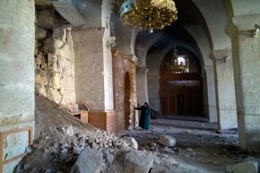 Женщина в Мечети Омейядов в Алеппо, разрушенной в результате боевых действий