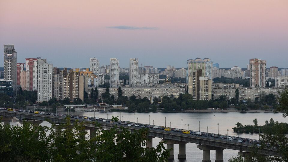 Левый берег Днепра и мост Патона в Киеве