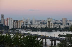 Левый берег Днепра и мост Патона в Киеве