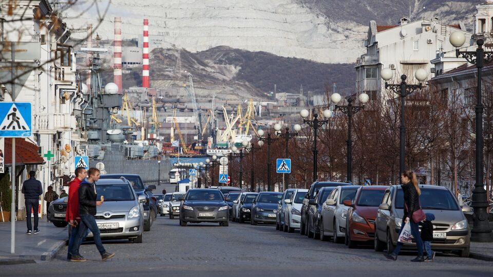 Жители города на улице Новороссийска