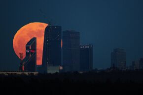 Полнолуние над Московским международным деловым центром "Москва-Сити"