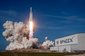 Cтарт ракеты-носителя Falcon Heavy с космодрома на мысе Канаверал. 6 февраля 2018