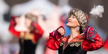 Девушка в народном костюме на праздновании Навруза