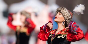 Девушка в народном костюме на праздновании Навруза