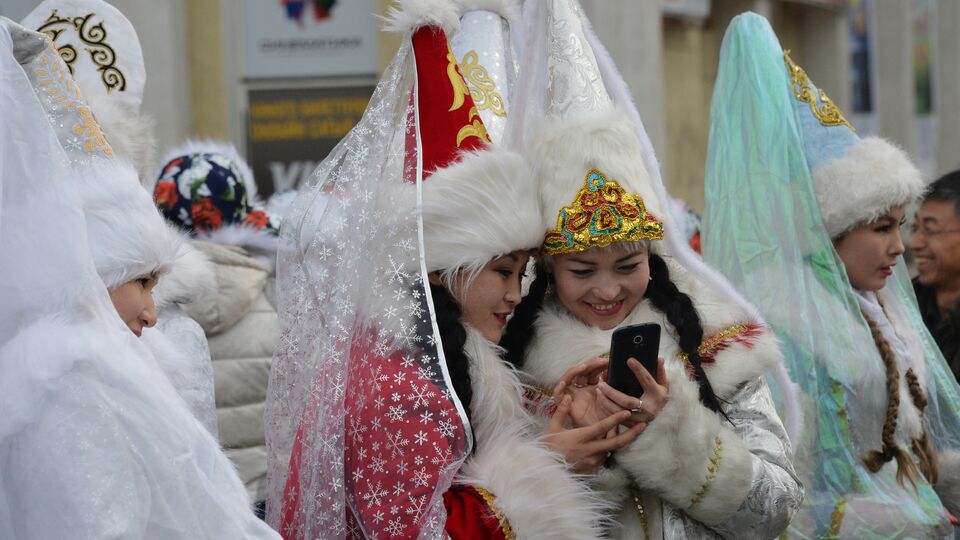 Девушки в костюмах Снегурочек во время новогоднего парада в Бишкеке, Киргизия