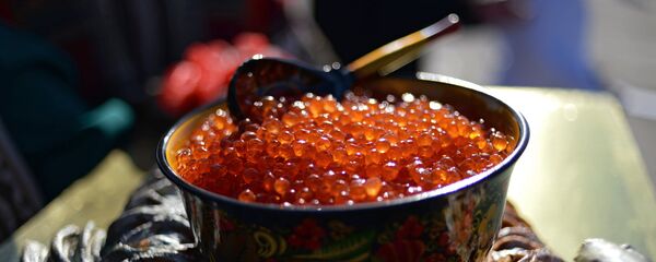 Красная икра и каравай на встрече Олимпийского огня в Южно-Сахалинске