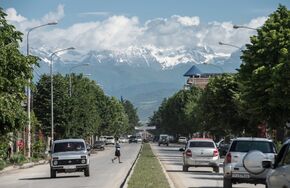 Вид на одну из городских улиц в Цхинвале