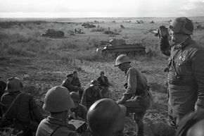 Офицеры 11-й советской танковой бригады на горе Баин-Цаган на Халхин-Голе перед атакой, 1939 год