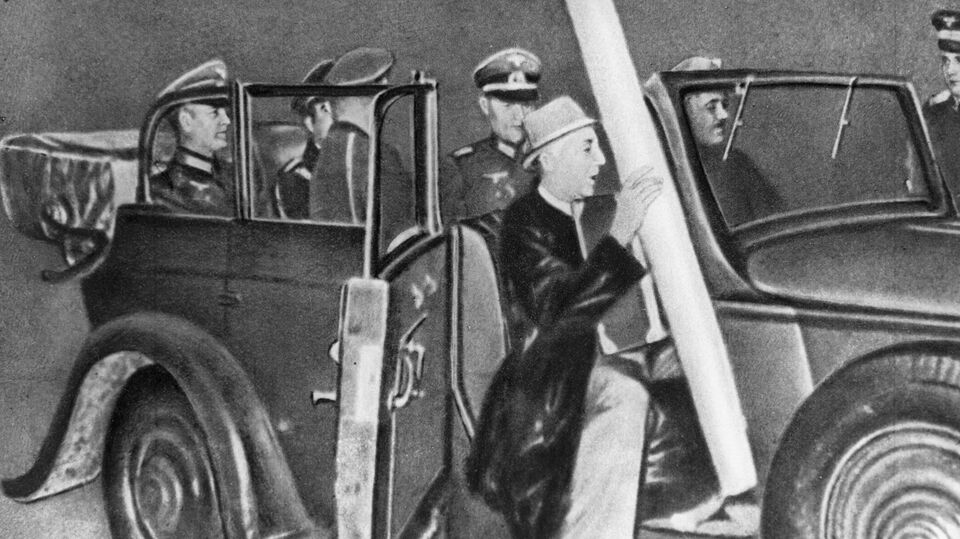 Генерал Вильгельм Кейтель увозит с совещания в Мюнхене карту чехословацких земель, отторгаемых в пользу нацистской Германии. Мюнхенское соглашение 1938 года о разделе Чехословакии