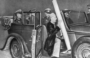 Генерал Вильгельм Кейтель увозит с совещания в Мюнхене карту чехословацких земель, отторгаемых в пользу нацистской Германии. Мюнхенское соглашение 1938 года о разделе Чехословакии