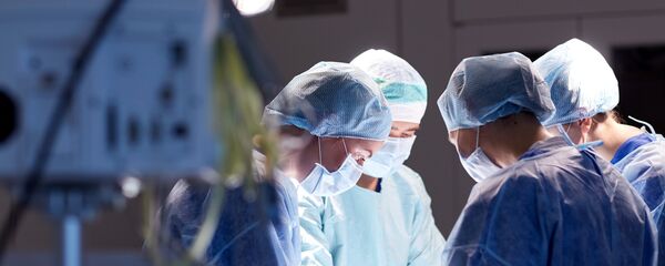 Врачи во время операции