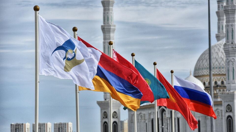 Флаги России, Киргизии, Казахстана, Белоруссии, Армении, а также с символикой Евразийского экономического союза (ЕАЭС)