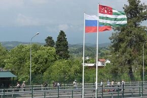 Флаги России и Абхазии
