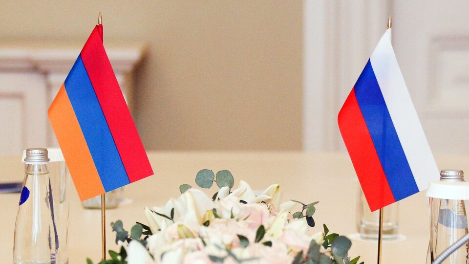 Флаги Армении и России