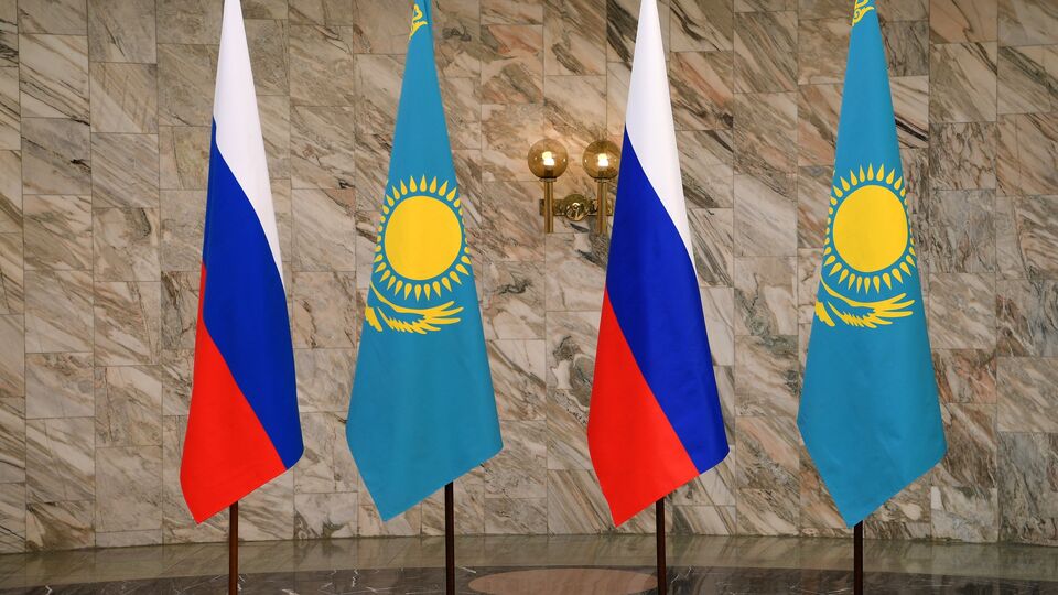 Государственные флаги РФ и Казахстана
